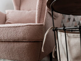 Fotel uszak w kolorze różowym w tkaninie baranek